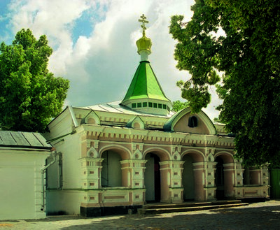 32.Вход в Дальние пещеры Киево-Печерской Лавры. Фото 2003 года
